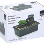 ARTICASA Szökőkút műnövénnyel 17,5x10,5x12cm, 2XAA (nem tartozék